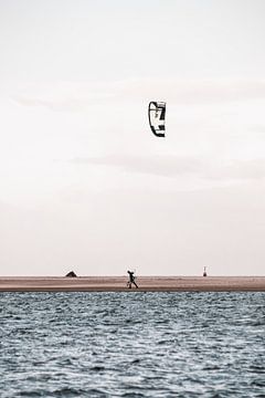 Le kitesurfer solitaire à Kijkduin sur la plage sur Leanne Remmerswaal