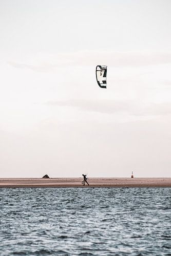 Le kitesurfer solitaire à Kijkduin sur la plage