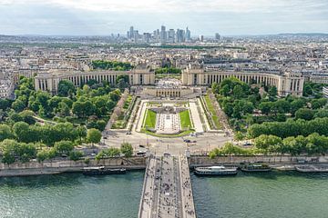 Jardins du Trocadéro gezien vanaf de Eiffeltoren. van Jaap van den Berg