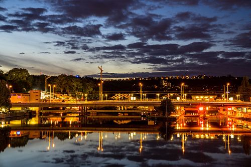 Duitsland, Glasachtig rivierwater van de Neckar dat op verlichte trein wijst