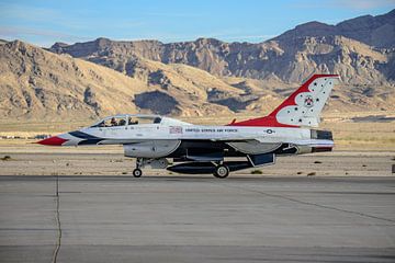 Lockheed Martin F-16 Fighting Falcon van de Thunderbirds.