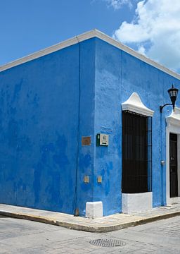 Blaues Haus unter blauem Himmel in einer mexikanischen Stadt von Kris Ronsyn