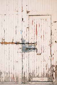 Close-up van een oude schuurdeur in Valencia // Spanje // Reis- en Straatfotografie