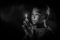 Baghan MYANMAR - Junger Mönch mit brennender Kerze im Kloster von Wout Kok Miniaturansicht