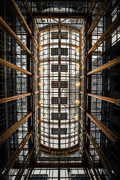 kijk omhoog, kijk gewoon omhoog. Inkomhal met moderne architectuur, staal en glas van Fotos by Jan Wehnert