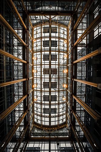 kijk omhoog, kijk gewoon omhoog. Inkomhal met moderne architectuur, staal en glas