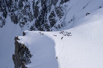 Een groep skiers in the Mont-Blanc massief. van Ralph Rozema