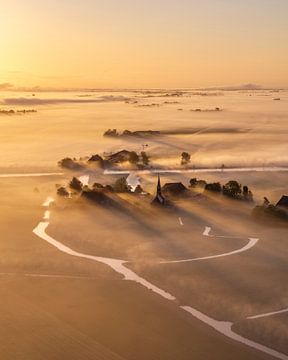Morgennebel über Warstiens - Friesisches Dorf im goldenen Licht von Ewold Kooistra