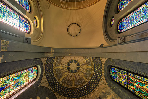 Fresque du plafond d'une église abandonnée en Hongrie sur Gentleman of Decay