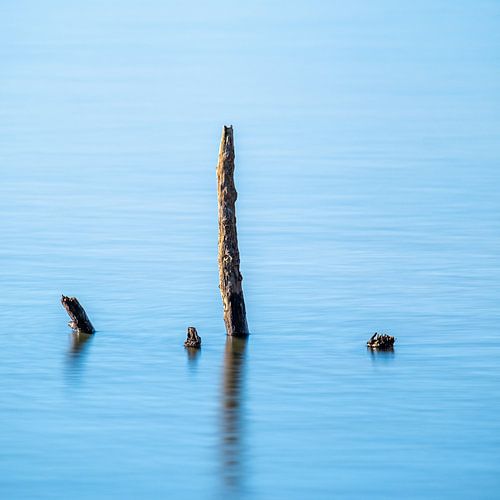 Comme un poteau au-dessus de l'eau ondulante