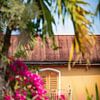 Maison caribéenne avec balcon en Guadeloupe sur Ron van der Stappen