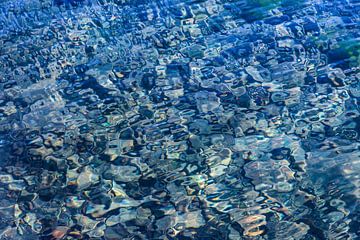 Blaues Wasser mit Steinen | Artistic Nature von Nanda Bussers