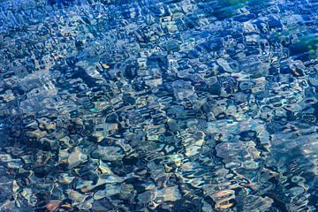 Eau bleue avec des pierres | Artistic Nature sur Nanda Bussers