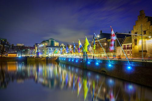 Avondlicht en Vlaggenpracht rond het Parlement in Den Haag