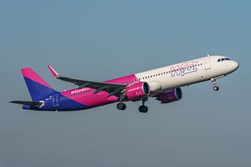 Der Airbus A321-271NX von Wizz Air hebt ab. von Jaap van den Berg