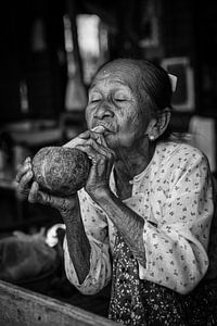 Baghan, MYANMAR, den 12. Dezember 2015 - Stumpen rauchen alte Frau in Baghan. Stumpen ist eine tradi