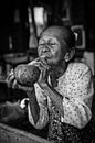 Baghan, MYANMAR, den 12. Dezember 2015 - Stumpen rauchen alte Frau in Baghan. Stumpen ist eine tradi von Wout Kok Miniaturansicht