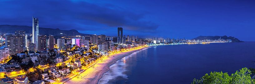 Benodorm/ Spanien - Panorama zur blauen Stunde von Frank Herrmann