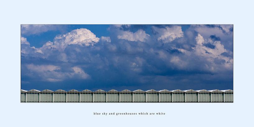 Blauer Himmel und Gewächshäuser mit weißem Hintergrund von Han Overgaauw