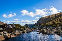 Ierland: Prachtig berg landschap met rotsen en kabbelend riviertje