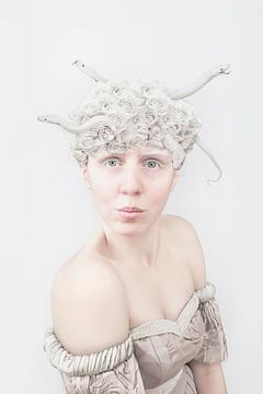 High Key Medusa: Elegantie en Mysterie met Witte Rozen en Slangen van Elianne van Turennout