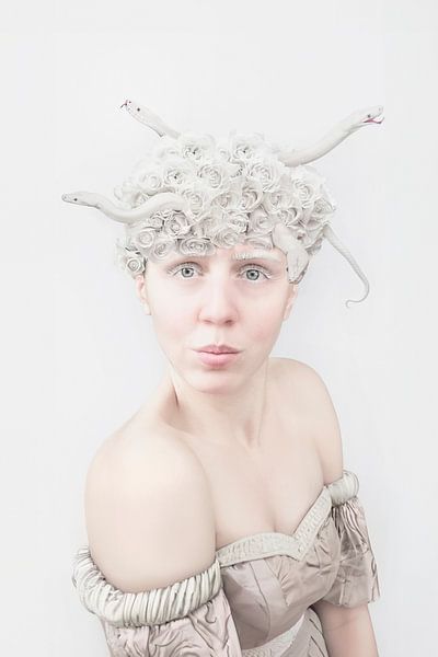 High Key Medusa : Elégance et mystère avec des roses blanches et des serpents par Elianne van Turennout