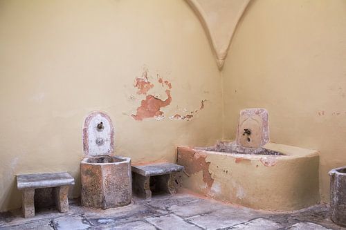 Detail van oud badhuis in zachte pastelkleur