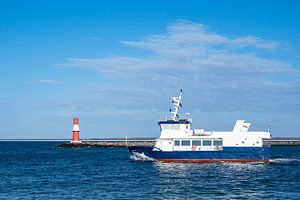 Mole und Schiff an der Ostseeküste in Warnemünde