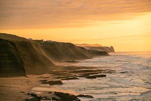 Portugals Küstenklippe mit Meeresluft zum Sonnenuntergang