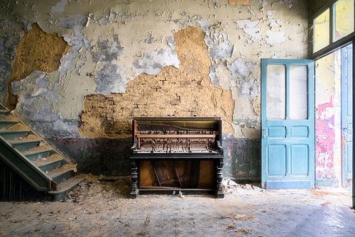 Piano abandonné à Decay.
