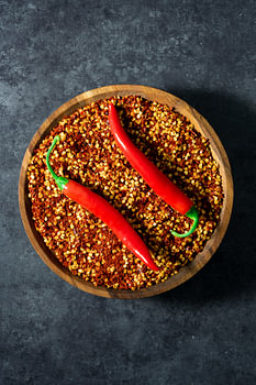 Rote Chilischoten und Chiliflocken