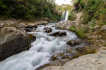 Running water from a waterfall in New Zealand by Marco Leeggangers