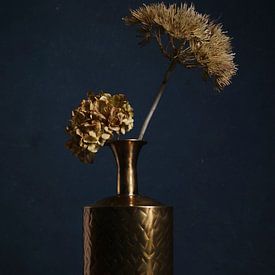 stilleven van een gouden vaas en goudkleurige bloemen van Joey Hohage