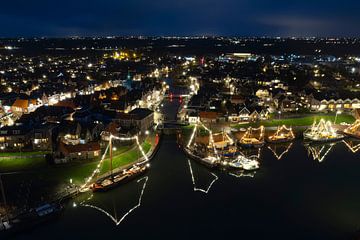 Makkum Hafen bei Nacht mit beleuchteten Schiffen von Ewold Kooistra
