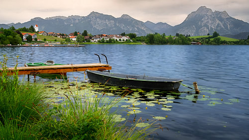 Boten op het Hopfensee tegen de achtergrond van het panorama van de Allgäuer Alpen