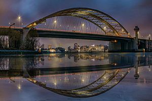 Brienenoordbrug weerspiegeld bij zonsondergang van Kees Dorsman