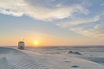 Drenkelingenhuisje Terschelling tijdens zonsondergang van Rudy Wagenaar