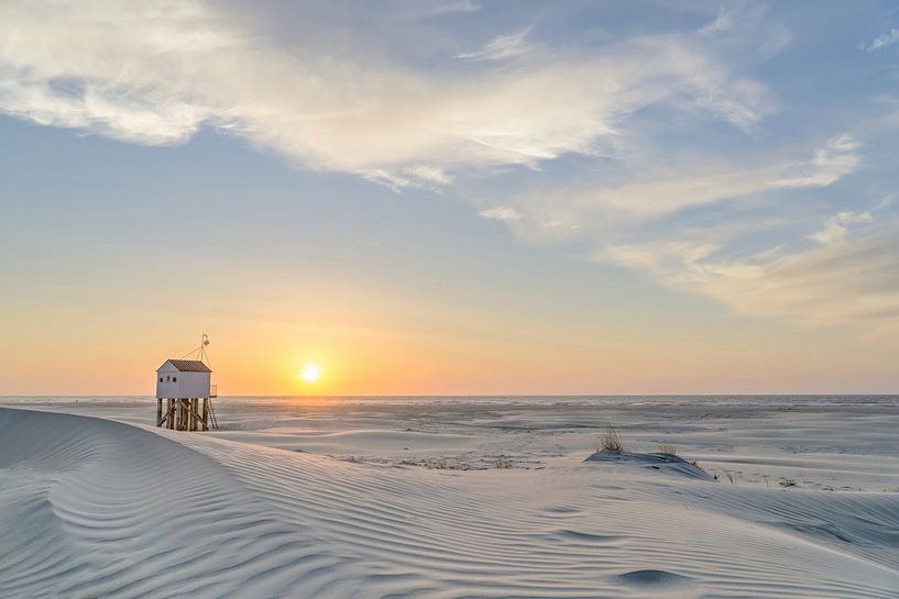 Ertrinkungshaus Terschelling bei Sonnenuntergang von Rudy Wagenaar