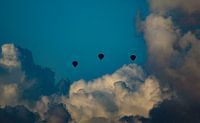 vliegen door de wolken
