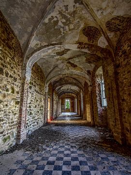 Verlaten klooster van Laury Gybels