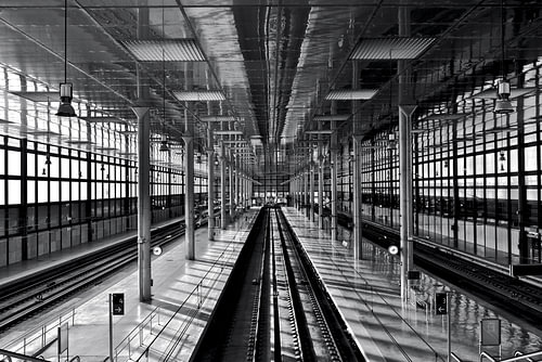 The light-filled Cádiz railway station – in black and white