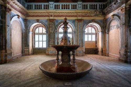 Fontaine abandonnée en décomposition.