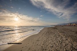 Sonnenuntergang am erloschenen Strand bei Viareggio in Italien