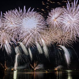Riesiges Feuerwerk mit vielen Explosionen am Nachthimmel von adventure-photos
