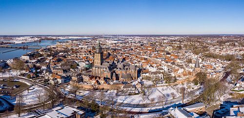 Hollands sneeuwlandschap met historisch Zutphen vanuit de lucht