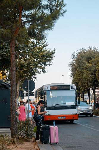 Arrêt de bus à Tirana avec des voyageurs qui attendent