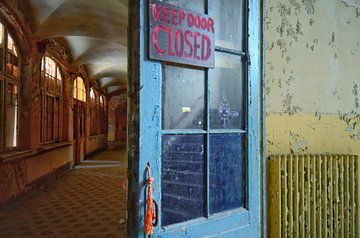 Beelitz Heilstatten, Beelitz - Germany. Keep Door Closed von Robin Boer