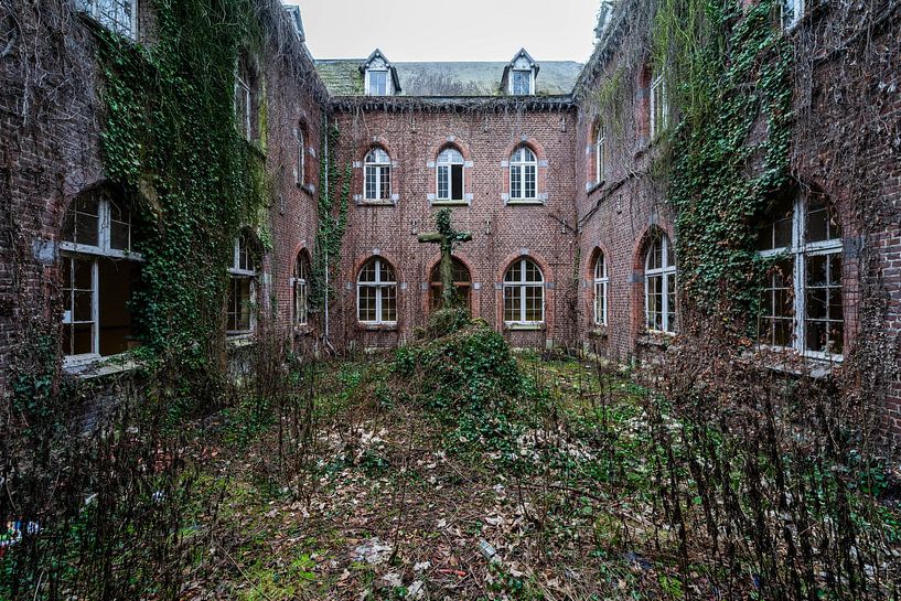 Abandoned monastery - urbex by LostInDecay