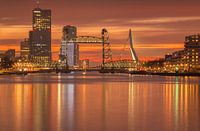 Oranje zonsondergang in Rotterdam