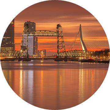 Oranje zonsondergang in Rotterdam van Ilya Korzelius